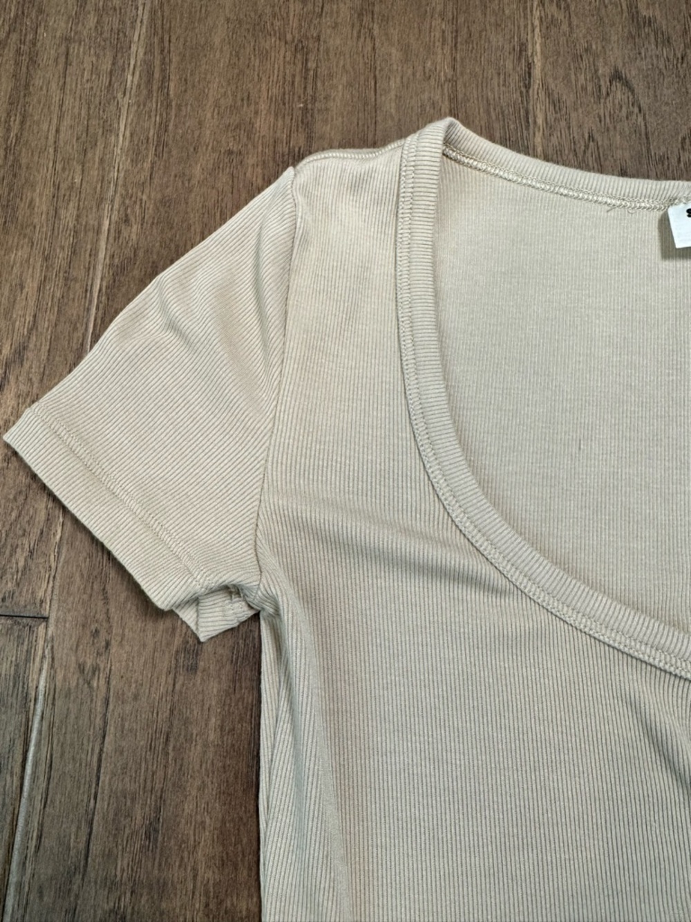 Aritzia Sunday Best Taupe Ribbed Scoop Neck Buttoned-up Crop Top - Picture 2 of 12